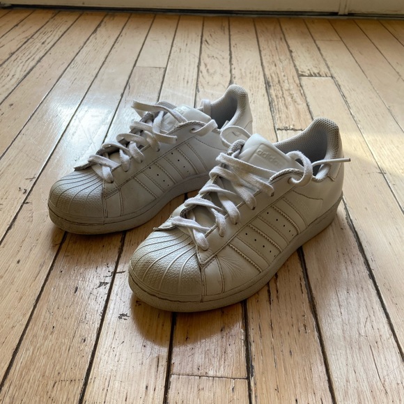 Kids White Adidas Superstar Sneakers Size 4 - Picture 1 of 8